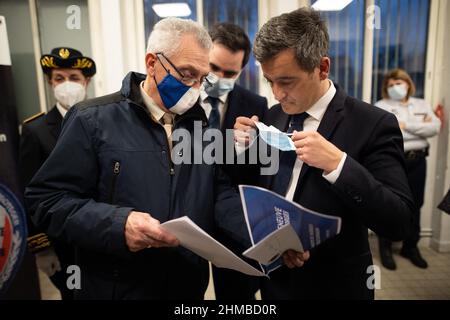 Paris, France, le 8 février 2022. Le ministre français de l'intérieur, Gerald Darmanin, et le député du LREM, Laurent Saint-Martin, parlent au maire Philippe Gaudin lorsqu'il visite le commissariat de police de Villeneuve-Saint-Georges près de Paris, le 8 février 2022. Photo de Raphael Lafargue/ABACAPRESS.COM Banque D'Images