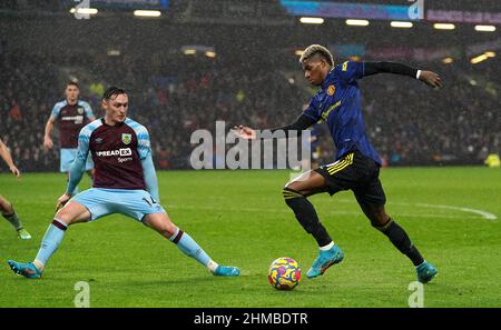 Marcus Rashford de Manchester United (à droite) prend le Connor Roberts de Burnley lors du match de la Premier League à Turf Moor, Burnley. Date de la photo: Mardi 8 février 2022. Banque D'Images