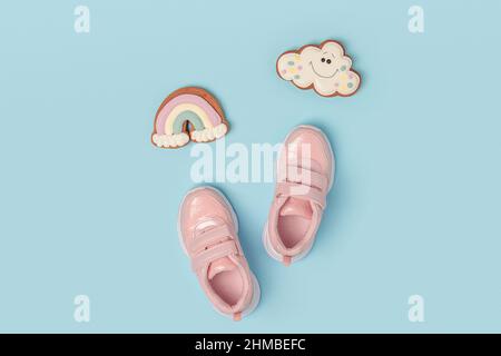 Chaussures de sport, baskets roses et pain d'épice mignon sur fond. Concept de l'heure d'été. Vue de dessus Flat lay. Banque D'Images