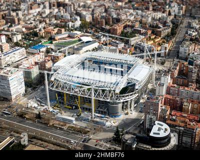 Madrid, Espagne - 05 février 2022 : stade Santiago Bernabeu en cours de rénovation. Vue aérienne Banque D'Images