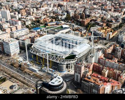 Madrid, Espagne - 05 février 2022 : stade Santiago Bernabeu en cours de rénovation. Vue aérienne Banque D'Images