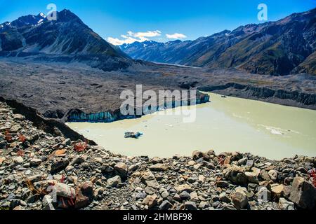 Icebergs se brisant sur le glacier Tasman et flottant dans le lac alpin Banque D'Images