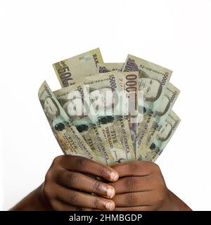 Main noire tenant 3D a rendu 5000 notes jamaïcaines. gros plan des mains tenant des billets en monnaie jamaïcaine Banque D'Images
