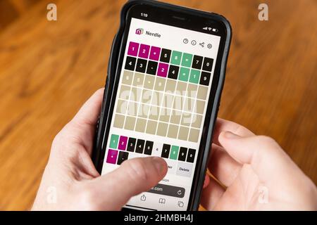 Brandon, MS - 8 février 2022: Mains jouant Nerdle jeu au téléphone. Banque D'Images
