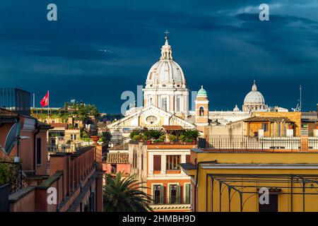 Paysage depuis la colline de Pincio sur les toits et les églises de l'ancienne ville de Rome. Loin de la basilique Saint-Pierre. Banque D'Images