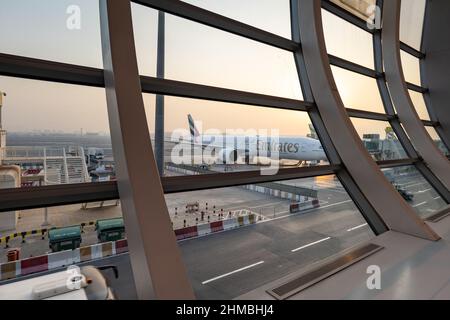 Dubaï, Émirats arabes Unis - septembre 2021 : avions Emirates Airlines à l'aéroport de Dubaï, Émirats arabes Unis. Emirates est une compagnie aérienne basée à Dubaï, aux Émirats arabes Unis Banque D'Images