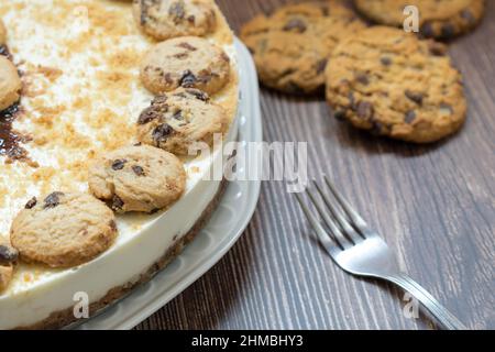 Gros plan d'un cheesecake crémeux avec biscuits aux pépites de chocolat Banque D'Images