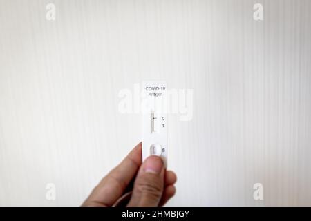 Kit de test rapide de l'antigène Covid 19 avec résultat négatif pour l'infection. Kit d'auto-test rapide du coronavirus en gros plan Banque D'Images