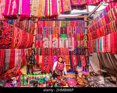 Les textiles maya traditionnels au marché du dimanche à Chichichasenango, au Guatemala Banque D'Images