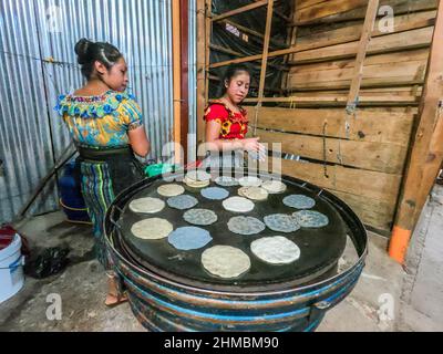 Les femmes guatémaltèques font des tortillas à Antigua, au Guatemala Banque D'Images