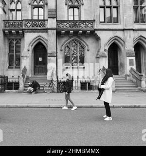 Trois femmes ont pris des photos, y compris des selfies à côté de la propriété et menant à Deans Yard, Westminster, Londres. Banque D'Images