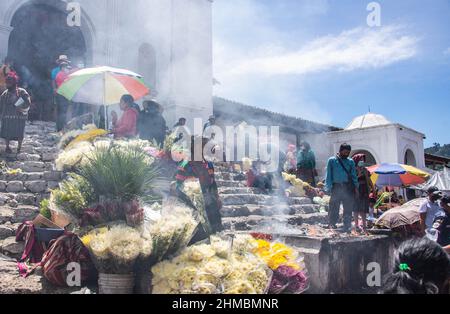Vendeurs de fleurs devant l'église Santo Tomas, Chichichastenango, Guatemala Banque D'Images