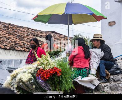 Vendeurs de fleurs devant l'église Santo Tomas, Chichichastenango, Guatemala Banque D'Images
