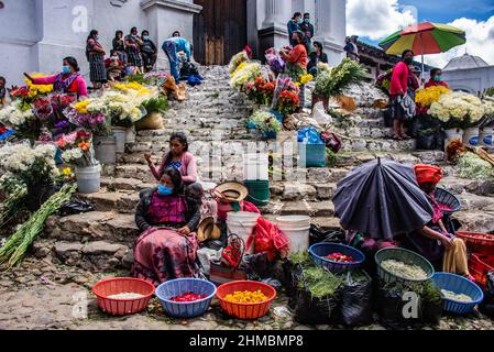 Vendeurs de fleurs devant l'église Santo Tomas, Chichichastenango, Guatemala Banque D'Images