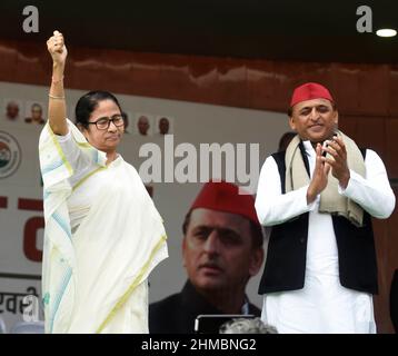 LUCKNOW, INDE - FÉBRAURY 8: Le ministre en chef du Bengale occidental Mamata Banerjee avec le président national du Parti Samajwadi Akhilesh Yadav lors de la conférence de presse conjointe appelant les électeurs à soutenir le Parti Samajwadi (SP) lors de la campagne électorale de l'Assemblée de l'Uttar Pradesh au siège de l'État du parti le 8 février 2022 à Lucknow, en Inde. Le scrutin pour les élections en sept phases de l'Assemblée législative de l'Uttar Pradesh aura lieu du 10 février au 7 mars 2022 en sept phases pour élire les 403 membres de l'Assemblée législative de l'Uttar Pradesh. Les votes seront comptés et les résultats seront déclarés le 10 mars Banque D'Images