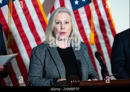 Washington, États-Unis. 08th févr. 2022. Le sénateur américain Kirsten Gillicand (D-NY) prend la parole lors d'une conférence de presse du caucus démocrate du Sénat. Crédit : SOPA Images Limited/Alamy Live News Banque D'Images