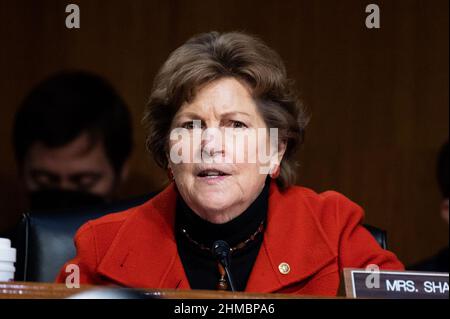 Washington, États-Unis. 08th févr. 2022. La sénatrice américaine Jeanne Shaheen (D-NH) prend la parole à l'audience du Comité sénatorial des relations étrangères. Crédit : SOPA Images Limited/Alamy Live News Banque D'Images