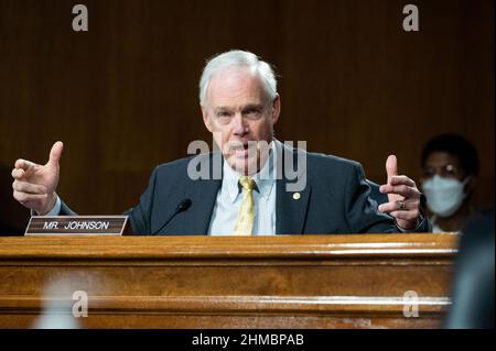 Washington, États-Unis. 08th févr. 2022. Le sénateur américain Ron Johnson (R-WI) prend la parole à l'audience du Comité sénatorial des relations étrangères. Crédit : SOPA Images Limited/Alamy Live News Banque D'Images