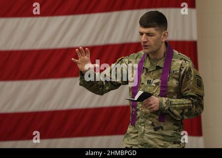 Pi. Bragg, États-Unis. 08th févr. 2022. Des soldats de la 82nd Airborne Division et du 18th Airborne corps sont envoyés à un avion C-17 Globemaster III de la U.S. Air Force à fort Bragg, en Caroline du Nord, le 3 février 2022. Les soldats sont déployés en Europe de l'est, selon les directives du Secrétaire américain à la défense, pour assurer les alliés de l'OTAN aux États-Unis et décourager l'agression russe. Photo par Cpl. Maxine Baen/États-Unis Crédit de l'armée/UPI : UPI/Alay Live News Banque D'Images