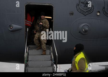 Jasionka, Pologne. 08th févr. 2022. Un membre de la division aéroportée 82nd de l'armée des États-Unis quitte un avion C-17 Globemaster III affecté à l'aile 62nd du transport aérien à partir de la base conjointe Lewis-McChord, Washington, à l'aéroport de Rzeszów-Jasionka, en Pologne, le 7 février, 2022. La 82nd Airborne Division est spécialisée dans les agressions parachutes dans les environnements austères. Cette arrivée est une démonstration concrète du soutien des États-Unis aux alliés et partenaires de l'OTAN dans la région. Photo de l'homme principal Airman Taylor Slater/États-Unis Force aérienne/UPI crédit: UPI/Alay Live News Banque D'Images