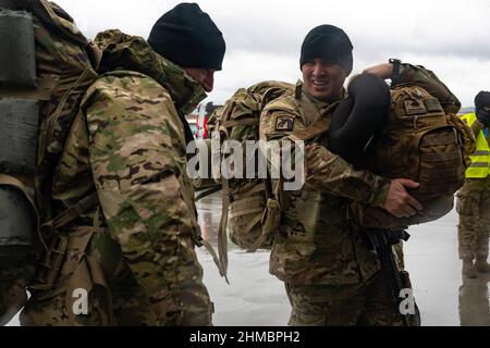 Jasionka, Pologne. 08th févr. 2022. Les soldats affectés à la division aéroportée 82nd de l'armée américaine partagent une discussion à l'aéroport de Rzeszów-Jasionka, en Pologne, le 7 février 2022. Environ 1 700 soldats ont été déployés en Pologne pour soutenir les alliés de l'OTAN. Photo de l'homme principal Airman Taylor Slater/États-Unis Force aérienne/UPI crédit: UPI/Alay Live News Banque D'Images