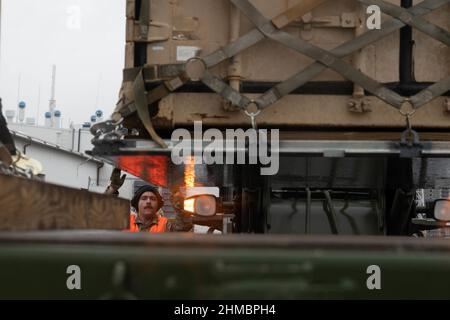 Jasionka, Pologne. 08th févr. 2022. Le 7 février 2022, un Airman de la Force aérienne américaine affecté au groupe d'intervention en cas d'urgence 435th repère un chariot élévateur tout-terrain 10K qui déchargeant des marchandises à l'aéroport de Rzeszów-Jasionka, en Pologne. Environ 150 membres du personnel de l'escadre des opérations aériennes au sol de 435th ont été déployés pour soutenir les alliés et les partenaires de l'OTAN, se spécialisant dans les communications de combat, le contrôle du trafic aérien, le transport de marchandises et la gestion des terrains d'aviation. Photo de l'homme principal Airman Taylor Slater/États-Unis Force aérienne/UPI crédit: UPI/Alay Live News Banque D'Images