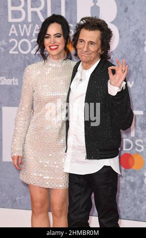 8th février 2022. Londres, Royaume-Uni USAGE ÉDITORIAL SEULEMENT Ronnie Wood et Sally Humphreys arrivant aux BRIT Awards 2022 qui se tiennent au O2, Londres. Crédit : Doug Peters/EMPICS/Alamy Live News Banque D'Images