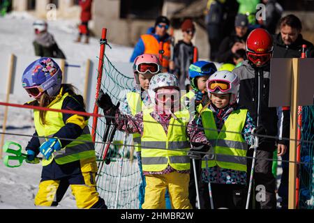 Zatrnik, Slovénie, 08/02/2022, des enfants font la queue pour une remontée mécanique lors d'un événement célébrant le 50th anniversaire d'Apollo 15 astronautes qui skient à la station de ski de Zatrnik en Slovénie. L'équipage d'Apollo 15 s'est rendu en Slovénie, alors partie de la Yougoslavie, en 1972 lors de leur tournée européenne. Il y a un demi-siècle, le commandant David R. Scott, le pilote du module de commandement Alfred M. Worden et le pilote du module lunaire James B. Irwin de la mission lunaire Apollo 15 de la NASA ont visité la Slovénie. Leur visite comprenait le ski à la station de ski de Zatrnik. Le mardi 8 février, une activité spéciale de ski a eu lieu pour commémorer l'anniversaire de t Banque D'Images