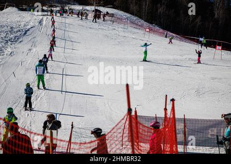 Zatrnik, Slovénie, 08/02/2022, les enfants font une remontée mécanique et apprennent à skier lors d'un événement célébrant le 50th anniversaire de l'Apollo 15 ski à la station de ski de Zatrnik en Slovénie. L'équipage d'Apollo 15 s'est rendu en Slovénie, alors partie de la Yougoslavie, en 1972 lors de leur tournée européenne. Il y a un demi-siècle, le commandant David R. Scott, le pilote du module de commandement Alfred M. Worden et le pilote du module lunaire James B. Irwin de la mission lunaire Apollo 15 de la NASA ont visité la Slovénie. Leur visite comprenait le ski à la station de ski de Zatrnik. Le mardi 8 février, un événement spécial de ski a été organisé pour commémorer le Banque D'Images