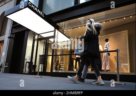 New York, États-Unis. 08th févr. 2022. Les gens marchent devant le magasin phare de la marque de luxe Chanel sur 57 Street à New York, NY, le 8 février 2022. La maison de mode française connue pour ses sacs à main, ses chaussures et ses bijoux a augmenté les prix en raison du coût des matériaux, de la production et des problèmes de chaîne d'approvisionnement mondiale. (Photo par Anthony Behar/Sipa USA) crédit: SIPA USA/Alay Live News Banque D'Images