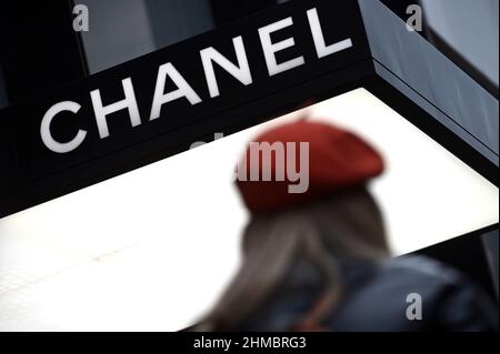 New York, États-Unis. 08th févr. 2022. Une femme dans un béret rouge passe devant le magasin phare de la marque de luxe Chanel sur 57 Street à New York, NY, le 8 février 2022. La maison de mode française connue pour ses sacs à main, ses chaussures et ses bijoux a augmenté les prix en raison du coût des matériaux, de la production et des problèmes de chaîne d'approvisionnement mondiale. (Photo par Anthony Behar/Sipa USA) crédit: SIPA USA/Alay Live News Banque D'Images