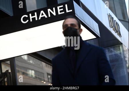 New York, États-Unis. 08th févr. 2022. Un homme portant un masque passe devant le magasin phare de la marque de luxe Chanel sur 57 Street à New York, NY, le 8 février 2022. La maison de mode française connue pour ses sacs à main, ses chaussures et ses bijoux a augmenté les prix en raison du coût des matériaux, de la production et des problèmes de chaîne d'approvisionnement mondiale. (Photo par Anthony Behar/Sipa USA) crédit: SIPA USA/Alay Live News Banque D'Images