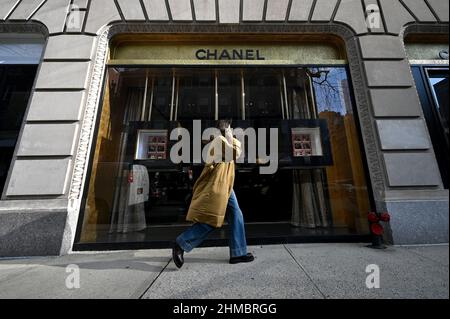 New York, États-Unis. 08th févr. 2022. Une femme qui parle au téléphone passe devant le magasin de luxe Chanel le long de Madison Ave. À New York, NY, le 8 février 2022. La maison de mode française connue pour ses sacs à main, ses chaussures et ses bijoux a augmenté les prix en raison du coût des matériaux, de la production et des problèmes de chaîne d'approvisionnement mondiale. (Photo par Anthony Behar/Sipa USA) crédit: SIPA USA/Alay Live News Banque D'Images