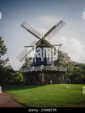 Vue sur le moulin du château par une journée ensoleillée, Malmo, Scania, Suède Banque D'Images
