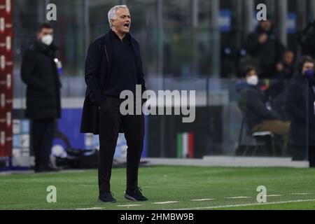 Milan, Italie, 8th février 2022. José Mourinho l'entraîneur-chef d'AS Roma réagit pendant le match de Coppa Italia à Giuseppe Meazza, Milan. Le crédit photo devrait se lire: Jonathan Moscrop / Sportimage Banque D'Images