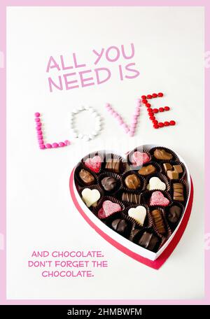 Une boite de chocolat montre ce qui est vraiment important ce Jour de Valentines.. l'amour... et de chocolat Banque D'Images