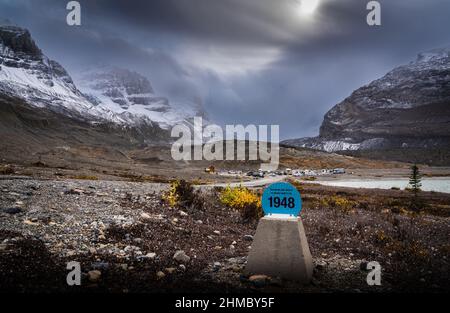 Un poste historique de glacier montrant le glacier Athabasca qui s'est reculé dans les champs de glace de Columbia en Alberta au Canada Banque D'Images