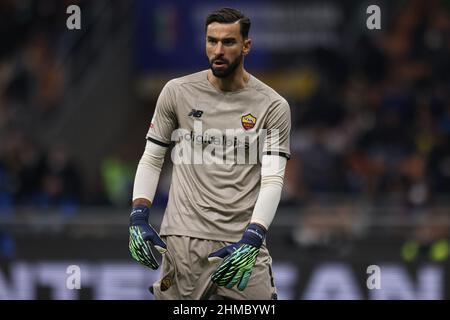 Milan, Italie, 8th février 2022. Rui Patricio d'AS Roma réagit pendant le match de Coppa Italia à Giuseppe Meazza, Milan. Le crédit photo devrait se lire: Jonathan Moscrop / Sportimage Banque D'Images