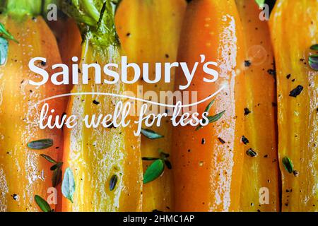 Londres, Royaume-Uni. 06th févr. 2022. Le logo de Sainsbury et le slogan de leur marque « Live Well for Less » sont visibles sur une camionnette. Crédit : SOPA Images Limited/Alamy Live News Banque D'Images