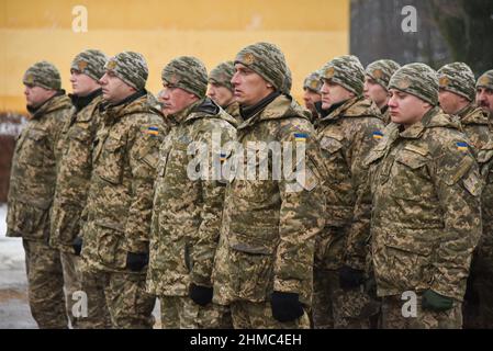 Des soldats ukrainiens vus lors de la cérémonie d'ouverture de la prochaine étape de formation des unités des forces armées dans le cadre du programme "Groupe multinational mixte de formation - Ukraine" (JMTG-U). Banque D'Images