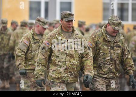 Instructeurs américains vus lors de la cérémonie d'ouverture de la prochaine étape de formation des unités des forces armées dans le cadre du programme "Groupe multinational mixte de formation - Ukraine" (JMTG-U). Banque D'Images