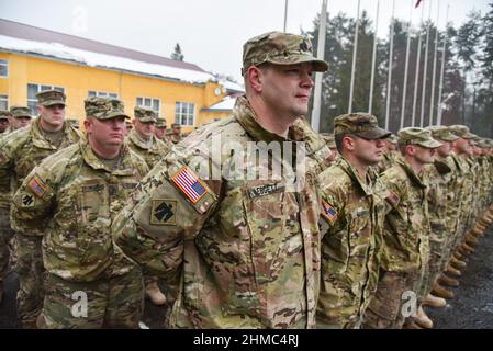 Starychi, Ukraine. 02nd févr. 2017. Instructeurs américains vus lors de la cérémonie d'ouverture de la prochaine étape de formation des unités des forces armées dans le cadre du programme "Groupe multinational mixte de formation - Ukraine" (JMTG-U). (Photo de Mykola TYS/SOPA Images/Sipa USA) crédit: SIPA USA/Alay Live News Banque D'Images