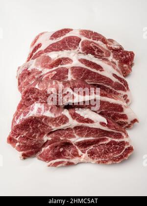 Gros plan sur les steaks de porc frais crus. Viande crue. Agneau de bœuf frais cru. Cuisson de la viande sur du blanc. Boucherie, marché, boutique. Viande de porc brute en tranches. Image pour Butch Banque D'Images