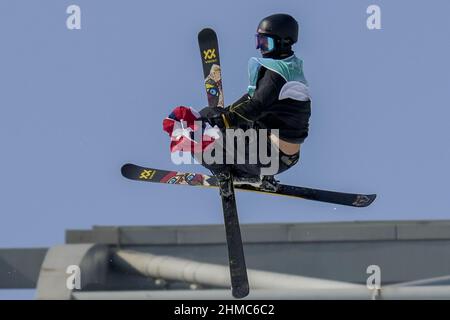 Pékin, Chine. 09th févr. 2022. Birk Ruud, de Norvège, porte son drapeau national sur son troisième et dernier saut lors de la finale olympique Freeski Big Air pour hommes de ski acrobatique au site Shougang des Jeux Olympiques d'hiver de Beijing 2022, le mercredi 9 février 2022. Ruud a gagné la médaille d'or. Photo de Paul Hanna/UPI crédit: UPI/Alay Live News Banque D'Images