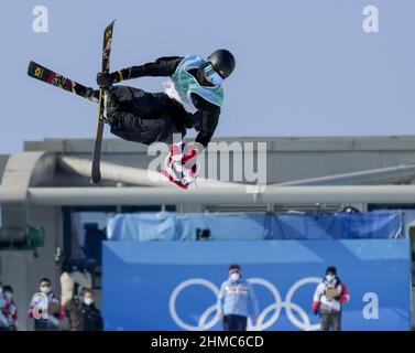 Pékin, Chine. 09th févr. 2022. Birk Ruud, de Norvège, porte son drapeau national sur son troisième et dernier saut lors de la finale olympique Freeski Big Air pour hommes de ski acrobatique au site Shougang des Jeux Olympiques d'hiver de Beijing 2022, le mercredi 9 février 2022. Ruud a gagné la médaille d'or. Photo de Paul Hanna/UPI crédit: UPI/Alay Live News Banque D'Images