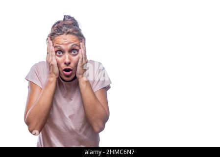 surpris femme adulte avec les mains sur le visage regardant la caméra Banque D'Images