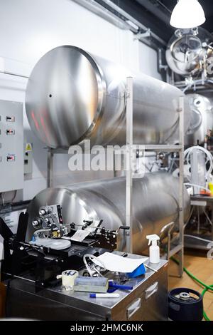 Équipement pour la production de bière artisanale.Récipients pour le stockage de la bière finie.Vue avant. Banque D'Images