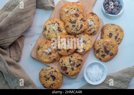 Biscuits chauds aux pépites de chocolat fraîchement cuits Banque D'Images