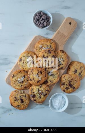 Biscuits chauds aux pépites de chocolat fraîchement cuits Banque D'Images