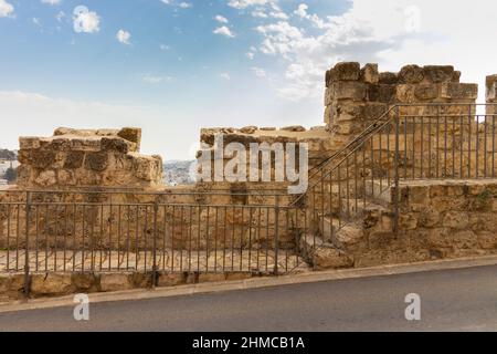 Vue depuis la vieille ville de Jérusalem sur les murs anciens qui entourent le quartier juif Banque D'Images